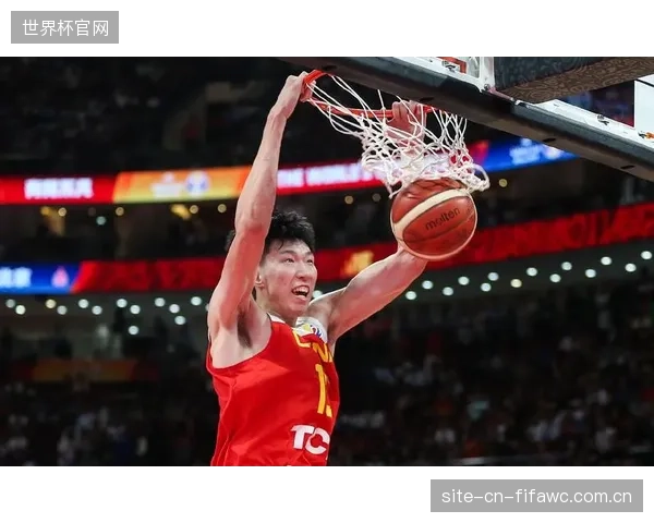 周琦虽受困于伤病,其护筐能力与前场篮板拼抢仍是北京队内线防守核心。 周琦虽受困于伤病,其护筐能力与前场篮板拼抢仍是北京队内线防守核心。
